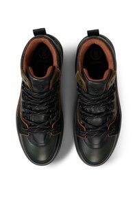 Černé a zelené vysoké tenisky s hnědými akcenty, s texturovaným koženým svrškem, polstrovaným límcem a kontrastními tkaničkami.