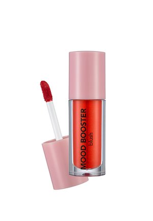 Roter Flüssigrouge mit der Aufschrift „Mood Booster“ in einem durchsichtigen Röhrchen mit hellrosa Kappe und Applikatorstab.