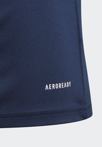 Marineblå atletisk t-shirt med AEROREADY mærkning, lavet af glat, fugttransporterende stof, med rene syninger og en tætsiddende design.