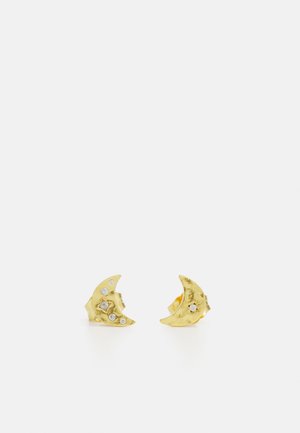 Boucles d'oreilles clous en forme de croissant de lune en or, ornées de petites pierres précieuses claires incrustées, sur fond blanc.
