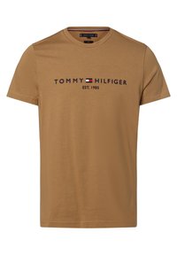 Brun bomulds t-shirt med rund halsudskæring, korte ærmer og logo med teksten "TOMMY HILFIGER EST. 1985" i marineblå og rød. Glat tekstur, afslappet design.