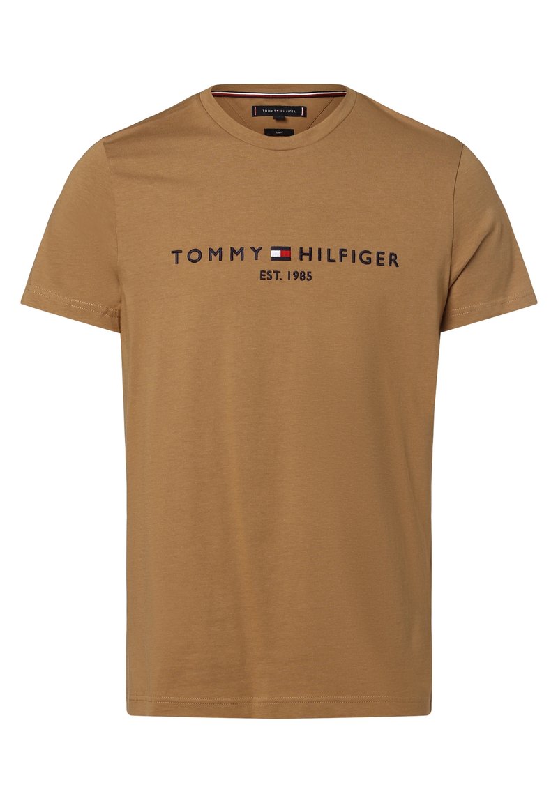 Brun bomulds t-shirt med rund halsudskæring, korte ærmer og logo med teksten "TOMMY HILFIGER EST. 1985" i marineblå og rød. Glat tekstur, afslappet design.