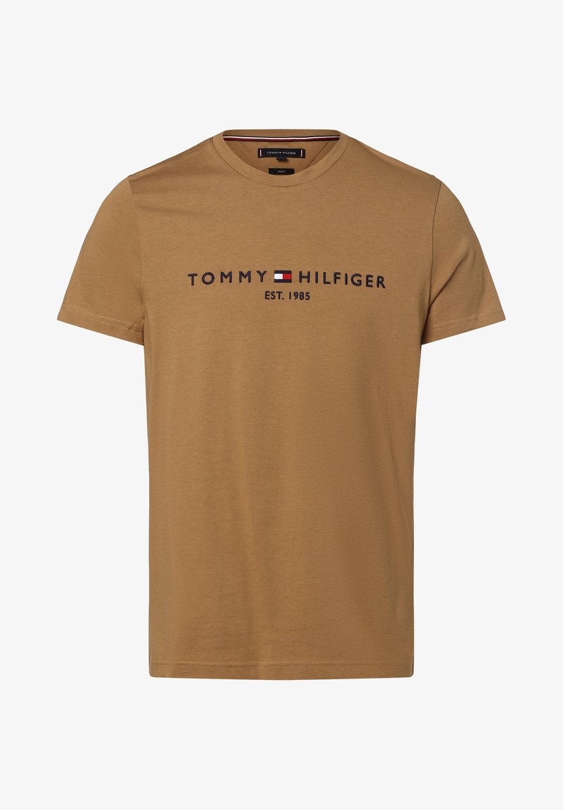 Brun bomulds t-shirt med rund halsudskæring, korte ærmer og logo med teksten "TOMMY HILFIGER EST. 1985" i marineblå og rød. Glat tekstur, afslappet design.