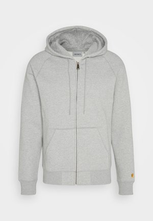 Felpa grigia con zip in morbido misto cotone, dotata di cappuccio, tasche frontali, polsini e fondo a coste, con un accento dorato del logo sulla manica.