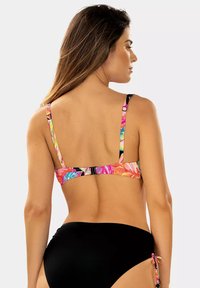 Wielokolorowy stanik bikini z kwiecistymi paskami, regulowanymi zapięciami oraz jednolitym czarnym dołem z bocznymi sznurkami, oferującym dopasowany krój.