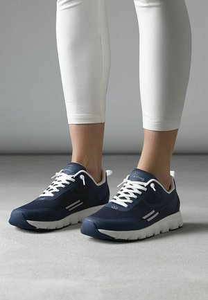Baskets de sport marines avec une tige texturée, lacets blancs et semelle contrastante. Présente des accents blancs minimalistes et un design rembourré.