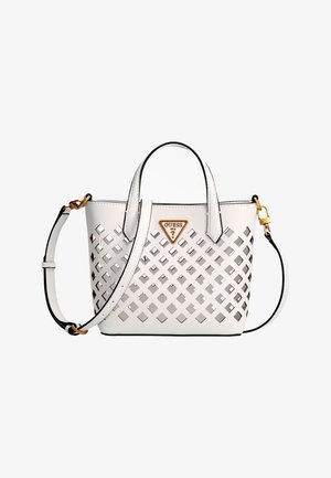 Witte faux leren handtas met uitgesneden diamanten patroon, twee handvatten bovenaan, afneembare schouderriem en goudkleurige hardware.