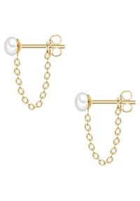 Zlaté náušnice s bielymi perlami a prepojovacím reťazcom. Dizajn obsahuje štud s uzáverom vo forme motýľa.