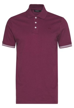 Bordeauxrotes Polohemd mit kurzen Ärmeln, drei weißen Knöpfen, gestreiften Ärmelabschlüssen und einem kleinen aufgestickten Logo auf der Brust.