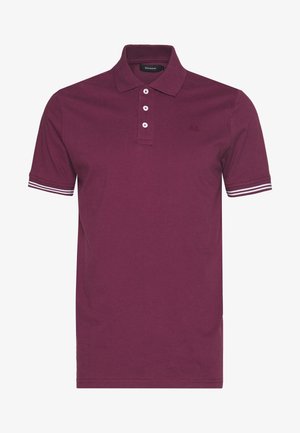 Polo à manches courtes bordeaux avec trois boutons blancs, bords de manches rayés et petit logo brodé sur la poitrine.