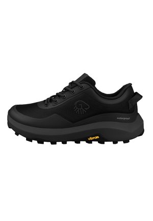 Schwarze wasserdichte Wanderschuhe verfügen über ein strukturiertes Obermaterial, runde Schnürsenkel und eine dicke Gummisohle mit Vibram-Branding und tiefen Traktionsstollen.