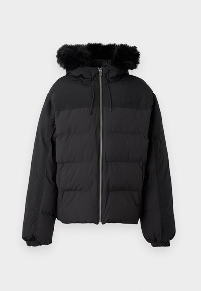 Μαύρο μπουφάν puffer με φερμουάρ, φουντωτή κουκούλα, ελαστικά τελειώματα στα μανίκια, σχεδίαση με καπιτονέ και λεία υφή. Κατάλληλο για κρύο καιρό.