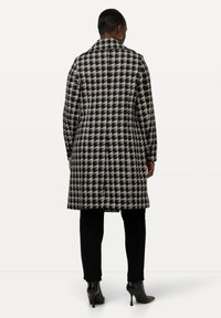 Ulla Popken PIED DE POULE - Cappotto classico - zwart