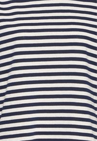 Tumesinise ja valge triibuline puuvillane kangas, millel on ühtlaselt paigutatud horisontaalsed triibud, sile tekstuur ja igapäevane disain.