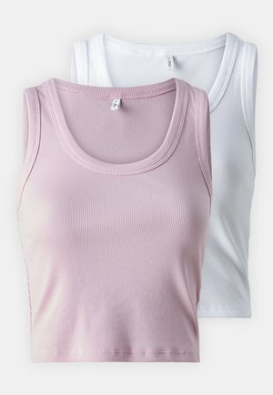 Zwei gerippte Croptops: eines in zartem Pink und eines in Weiß. Sie verfügen über einen runden Ausschnitt und nahtlose Seiten, mit weichem, strukturiertem Stoff.