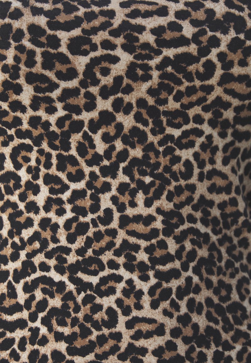 Tkanina w wzór panterki z czarnymi plamami na jasnobrązowym tle, o miękkiej, teksturowanej powierzchni.
