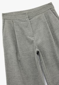 Pantalones grises texturizados de corte recto, con pliegues frontales y una cinturilla ancha para un aspecto ajustado.