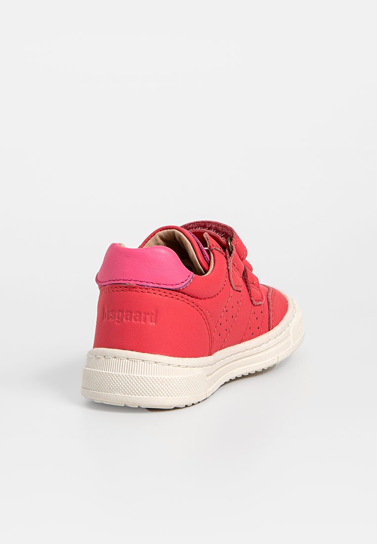 Rote Leder-Sneaker mit pinken Akzenten, runder Form, weißer Gummisohle und Rückenzipper. Verfügt über dezente Nähte und geprägtes Branding.