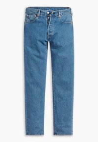 Pantalones vaqueros azul denim con corte recto, que cuentan con bragueta de botones, diseño de cinco bolsillos y una textura sutilmente deslavada.