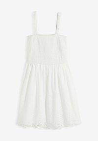 Vit klänning med tunna axelband, smockad bodice, utsvängd kjol och broderad öljettkant. Tillverkad av lätt bomullsmaterial.