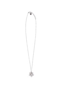 Collana in argento con pendant a forma di fiore realizzato in perle bianche, con sei perle raggruppate al centro, fissate da un piccolo tag.