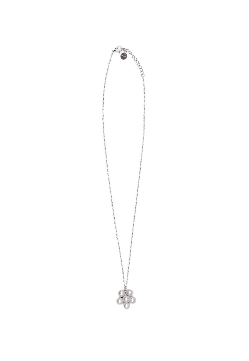 Collana in argento con pendant a forma di fiore realizzato in perle bianche, con sei perle raggruppate al centro, fissate da un piccolo tag.