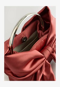 Selezionato, coral pink