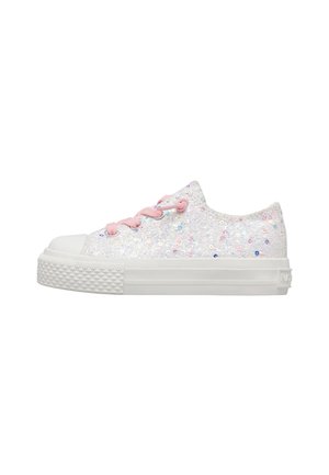 Sneaker bianca bassa con lacci rosa e paillettes iridescenti, dotata di una suola spessa in gomma bianca con dettagli testurizzati.
