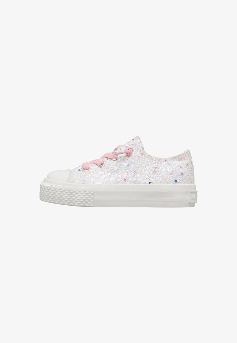 Sneaker bianca bassa con lacci rosa e paillettes iridescenti, dotata di una suola spessa in gomma bianca con dettagli testurizzati.