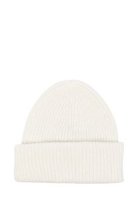 Witte gebreide beanie met een geribbelde textuur, voorzien van een omgeslagen boord. Eenvoudig ontwerp zonder extra patronen of hardwaredetails.