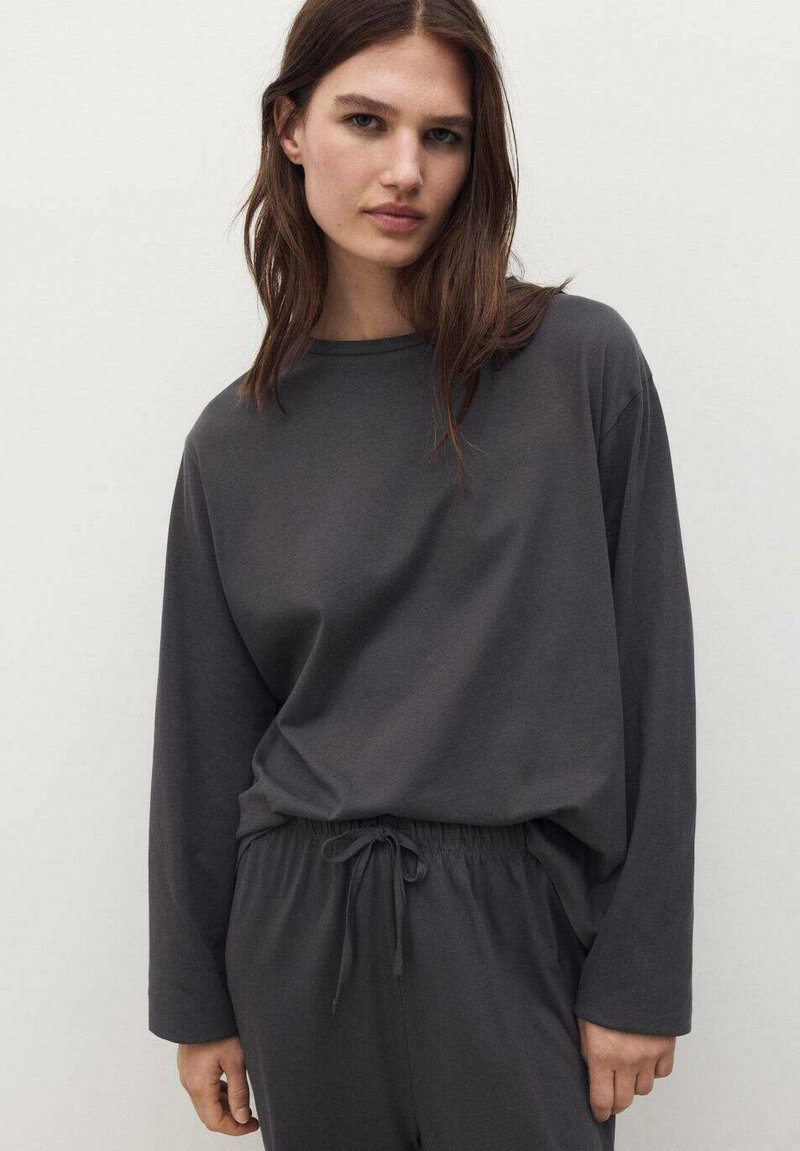 Tmavě šedý dlouhý rukáv s měkkého materiálu, doplněný o odpovídající kalhoty na stažení, s volným střihem a minimalistickým designem.