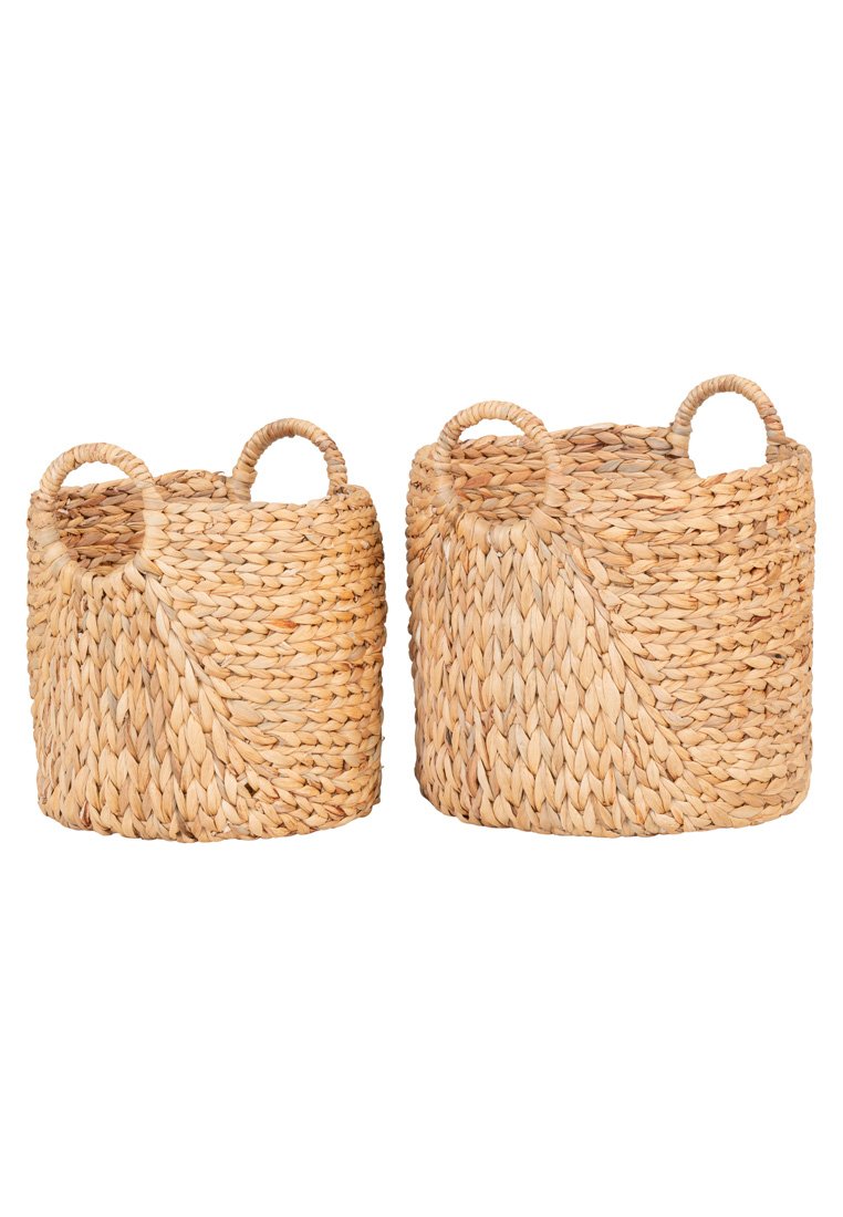 Panier de rangement tressé en matériaux naturels de couleur claire. Formes arrondies avec double poignées, présentant une finition texturée et un motif diagonal.