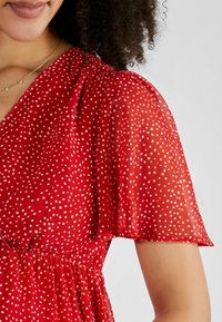 JoJo Maman Bébé SPOT MATERNITY WRAP MIDI - REGULAR FIT - Päevakleit - red