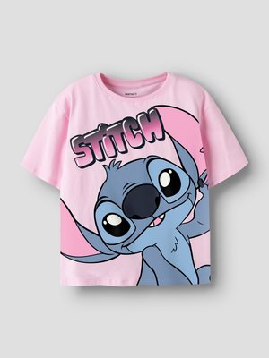 Rosa kurzärmeliges T-Shirt mit einem großen Motiv von Stitch aus Lilo & Stitch und dem Wort "STITCH" darüber in fetten Buchstaben.