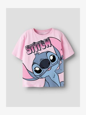 Rózsaszín rövid ujjú póló, amelyen nagy grafikán Stitch látható a Lilo & Stitch meséből, fölötte vastag betűkkel a "STITCH" felirat.