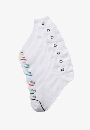 Six paires de chaussettes blanches à chevilles avec des accents colorés en jaune, rouge, vert, bleu et orange, avec un logo noir sur le revers.