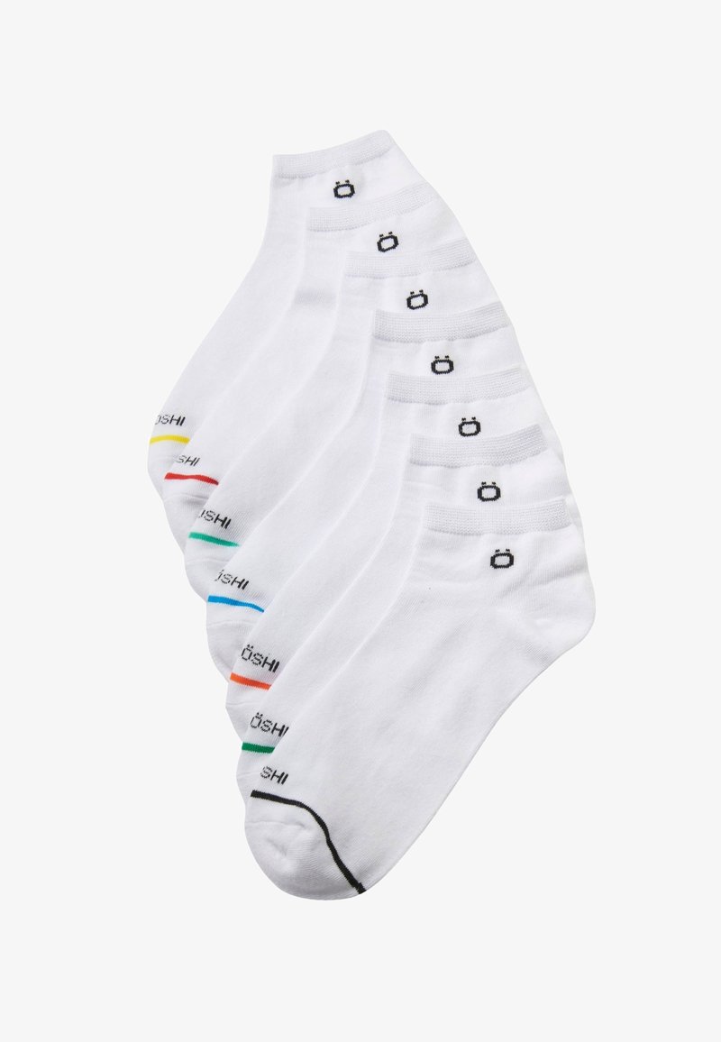 Seis pares de calcetines blancos hasta el tobillo con acentos de color en amarillo, rojo, verde, azul y naranja, con un logo negro en el puño.