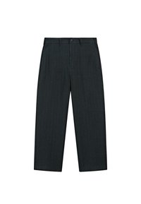 Czarne spodnie na miarę w cienkie paski, z szlufkami na pasek, guzikiem z przodu i zamkiem błyskawicznym, pokazane rozłożone na białym tle.