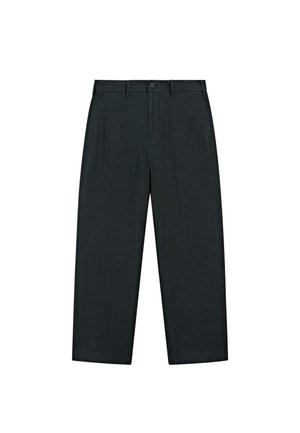 Pantalon noir à fines rayures, sur mesure, avec passants de ceinture, bouton à l'avant et fermeture éclair, présenté à plat sur fond blanc.