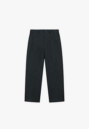 Schwarze Nadelstreifen-Anzughose mit Gürtelschlaufen, vorderem Knopf und Reißverschluss, flach auf weißem Hintergrund gezeigt.