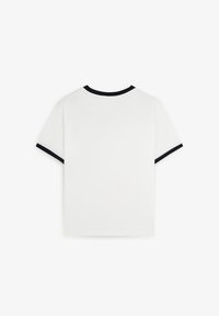 Biały T-shirt z krótkim rękawem, z czarnym prążkowanym kołnierzykiem i krawędziami rękawów. Posiada klasyczny dekolt typu crew neck i gładką teksturę.