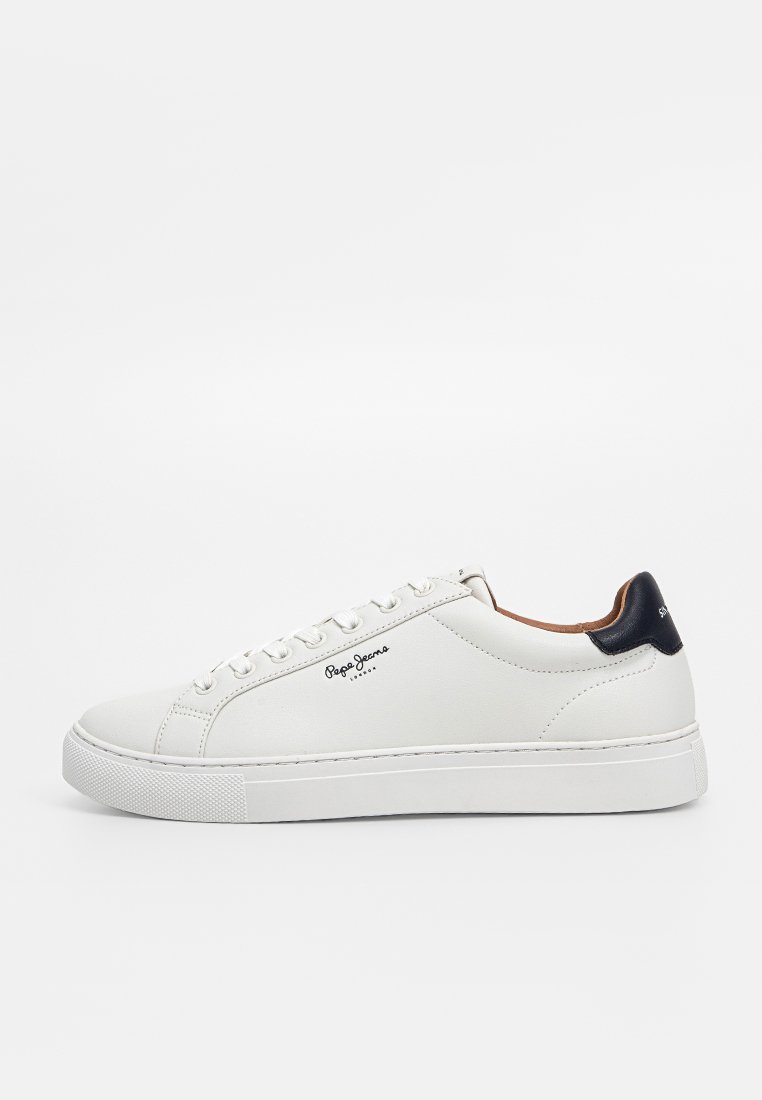 Baskets basses blanches avec lacets blancs, empiècement noir au talon et logo "Pepe Jeans London" sur le côté et le talon.