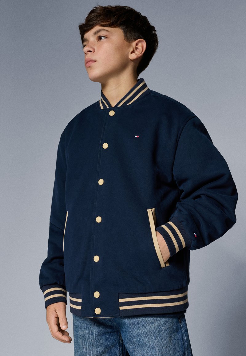Tommy Hilfiger REVERSIBLE JACKET UNISEX - Pilotska jakna - gentle gold coloured/dark night navy