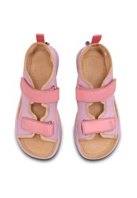 Sandalias de cuero rosa con dos correas ajustables, diseño destalonado y un suave forro interno beige. Presentan un respaldo con bucle para poner y quitar fácilmente.