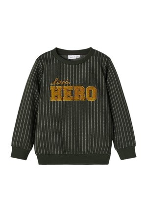 Sudadera a rayas verdes con puños y cuello acanalados. Presenta la inscripción "Little HERO" bordada en dorado y amarillo oscuro sobre la tela.