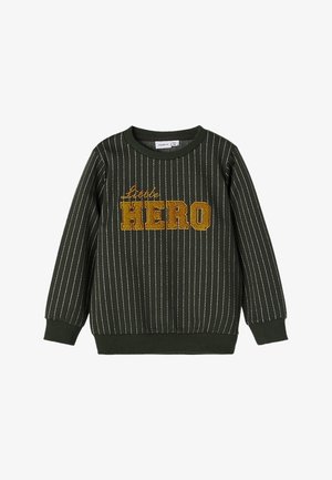 Sweat-shirt vert rayé avec poignets et col côtelés. Présente l'inscription "Little HERO" brodée en or et jaune foncé sur le tissu.