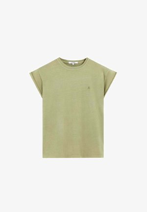 Camiseta verde oliva hecha de tela suave, con cuello redondo y mangas cortas enrolladas. Detalle sutil del logo en el pecho.