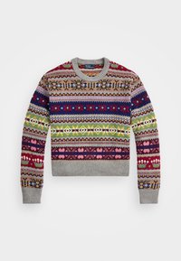 Pull en tricot avec motifs géométriques multicolores, col rond et poignets côtelés. Couleurs dominantes : rouge, vert, bleu et gris.