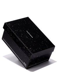 Schwarze Pappbox mit matter Oberfläche, gesprenkeltem Muster und weißem "HAWKERS"-Text auf der Oberseite; leicht geneigt, um die Tiefe zu zeigen.