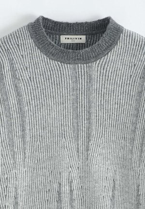 Pull en maille côtelée grise avec un col rond. Présente des rayures verticales et une surface texturée. L'étiquette indique "FRILIVIN, taille M."